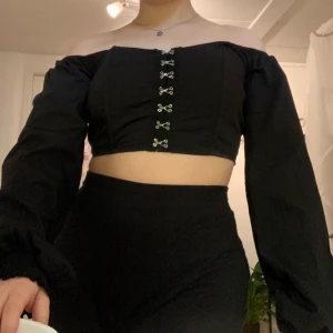 Vacker topp  - Vacker svart off-shoulder topp. Den är långärmad (ballongärmar). Beställde den från dollskill men har tyvärr aldrig använt den. Hör av dig om du har någon fråga :) 