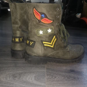 Skor - Strl 39. Kängor, knappt använda, armé gröna 