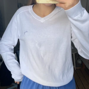 Tröja - Jag säljer en vit långärmad puma tröja! Jag är 175 cm! Frakt tillkommer 63kr