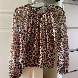 Leopardtröja  - Nästan helt oanvänd lite genomskinlig leopardtröja från ginatricot.