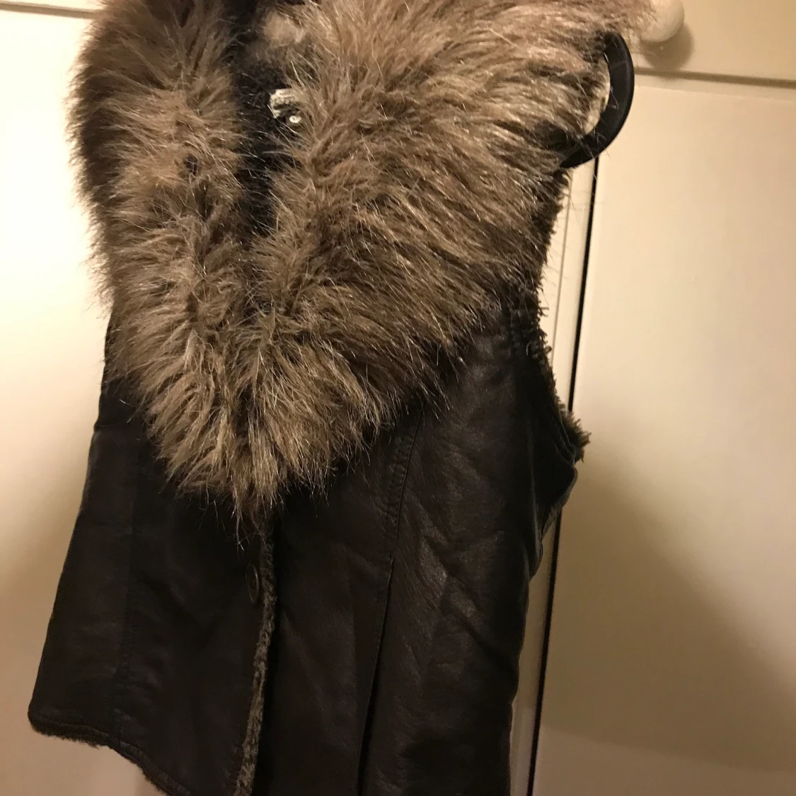 En fin skinnväst med päls 