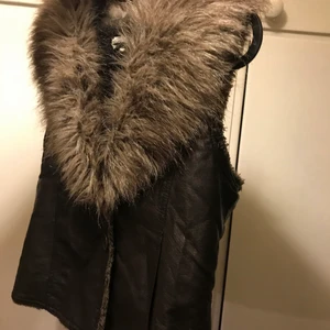En fin skinnväst med päls  - Fint skick 