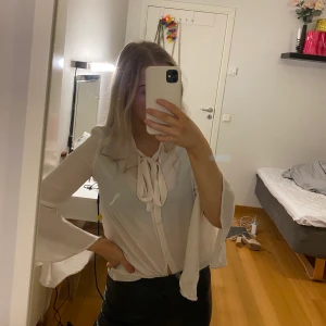 Vit blus i str 34 - Vit blus i str 34