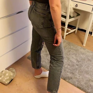 Zara jeans - Säljer ett par zarajeans i finaste färgen, så snygga med neutrala förger. Som vanligt är dem svåra att få tag i så buda från 200kr