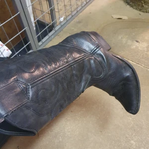 Boots  - Dessa boots har bara legat på vindee då jag har flera andra par som jag hellre använder. Med lite kärlek så blir de fina.