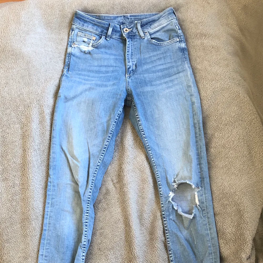 Ett par ljusblåa jeans jag inte använder längre pga att jag inte har den stilen längre. Högmidjade och tajta passar perfekt, kan skicka bild på hur det ser ut där jeansen slutar💖   !!!pris går att diskuteras, kostnaden är inlkusive frakt!!!   Är själv 161 med 51 i midjemått och 46 på låren. Jeans & Byxor.