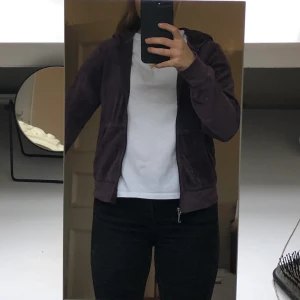 Juicy lila hoodie - Jättesnygg och mysig juicy hoodie i en jättefin lila färg. Skön att bara ha på sig hemma, men snygg att ha i t.ex skolan också. Köpt för 1000 kr, börjar sälja för 300 kr budgivning.