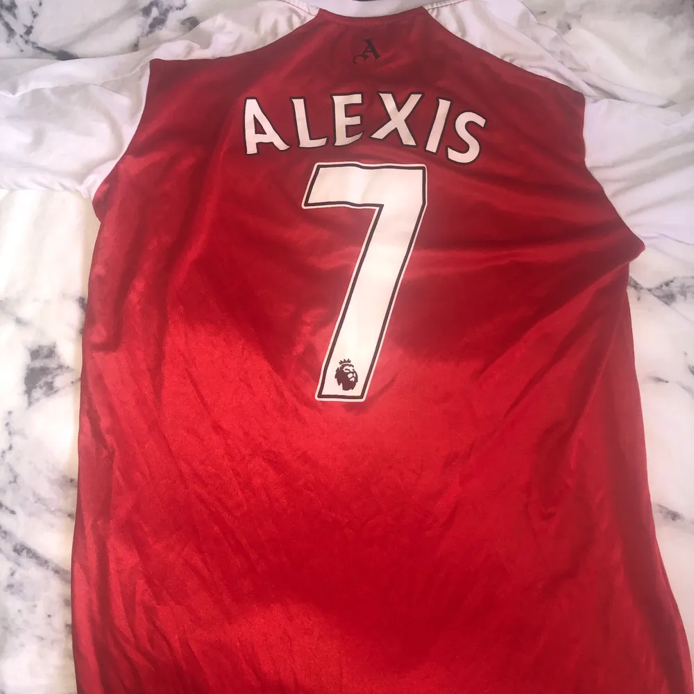 Arsenal sett, passar jättebra på en XS/S. Endast använd en gång, är därmed i ett bra skick.. T-shirts.