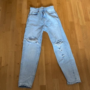 Momjeans från zara - Jeans från zara med slitningar. Super fina. Använda 2 gånger. Nypris är 359 mitt pris är 100 kr❤️