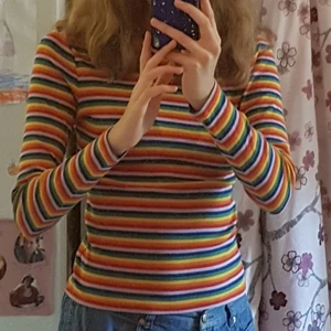 Regnbågströja - Säljer min mysiga långärmade randiga tröja från monki! Den är jätteskön och varm till vintern. Gott skick och stretchig :)
