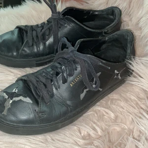 Axel Arigato skor!  - Nu säljer jag mina Axel arigato skor! Helt äkta och köpta direkt från deras hemsida! De är lite smutsiga och går lätt att tvätta! Är i storlek 38 och har ej mycket slitningar! Mycket fina och är helt okej välanvända!  Köpte de för runt 700 kronor på rean!
