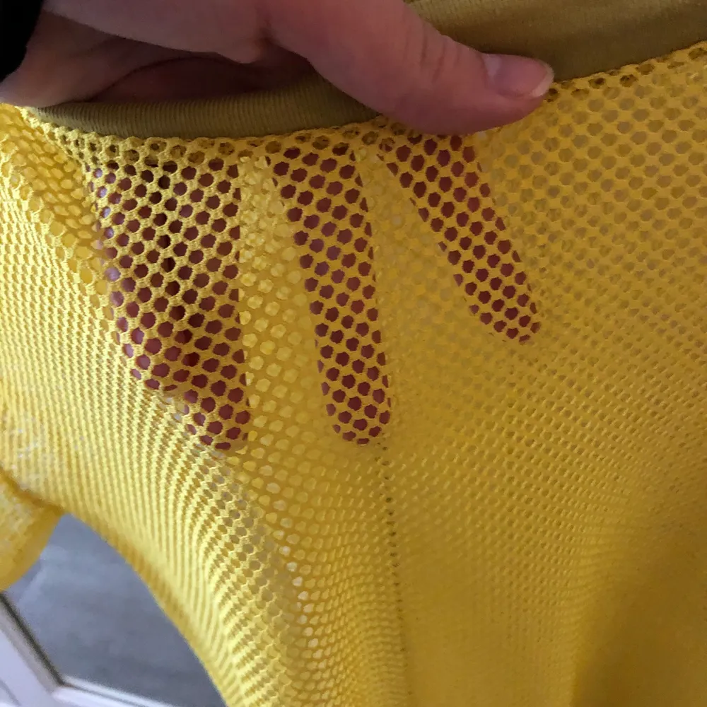 Säljer denna balla, gula nät-T-shirt, går att använda med tröja under eller bara som den är😍 är knappt använd och inget ”hål” som har gått sönder😊 70kr+frakt. T-shirts.
