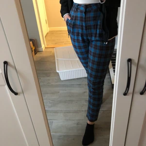 Rutiga byxor - Säljer dessa skitsnygga rutiga byxor! Formar kroppen så fint och har en perfekt blå färg🤤 Är inte speciellt stretchiga, men sitter ändå snyggt på! Är knappt använda, 100kr+frakt eller bud🥰