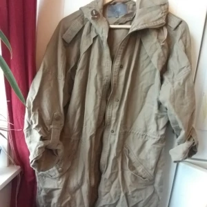  - Skjorta/tunn jacka i storlek L med dragkedja luva och korta armar