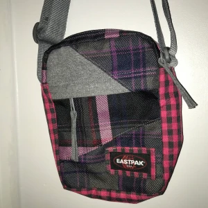 Eastpak axelremsväska  - Rosa Eastpak väska köpt secondhand. Går att justera till önskad längd. 