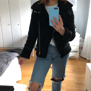 Zara pilotjacka - Perfekt och as snygg höst jacka, snygg att ha öppen och stängd. Den har tyvärr blivit för liten för mig därför jag vill sälja. Först till kvarn och köparen står för frakten!!❤️