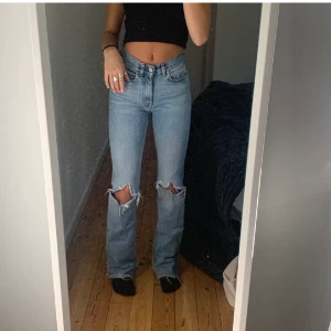 Acne jeans - Supersnygga jeans från acne i stolek XS! Nypris runt 2000kr, köpte dom på plick för 745kr men säljer vidare då dom inte passade. Säljer för 700kr direkt utan bud, först till kvarn då jag vill få dom sålda snabbt! (Lånade bilder)