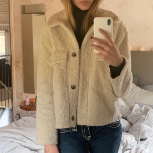 pälsjacka från Zara - creme färgad pälsjacka från zara med snygg krage, köpt förra året och använd sparsamt
