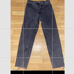 Säljer dessa fina mom jeans. Har aldrig använt de eftersom att de är för små. Storleken är xs skulle passa en s. Köpte de för 349kr säljer de för 179kr.