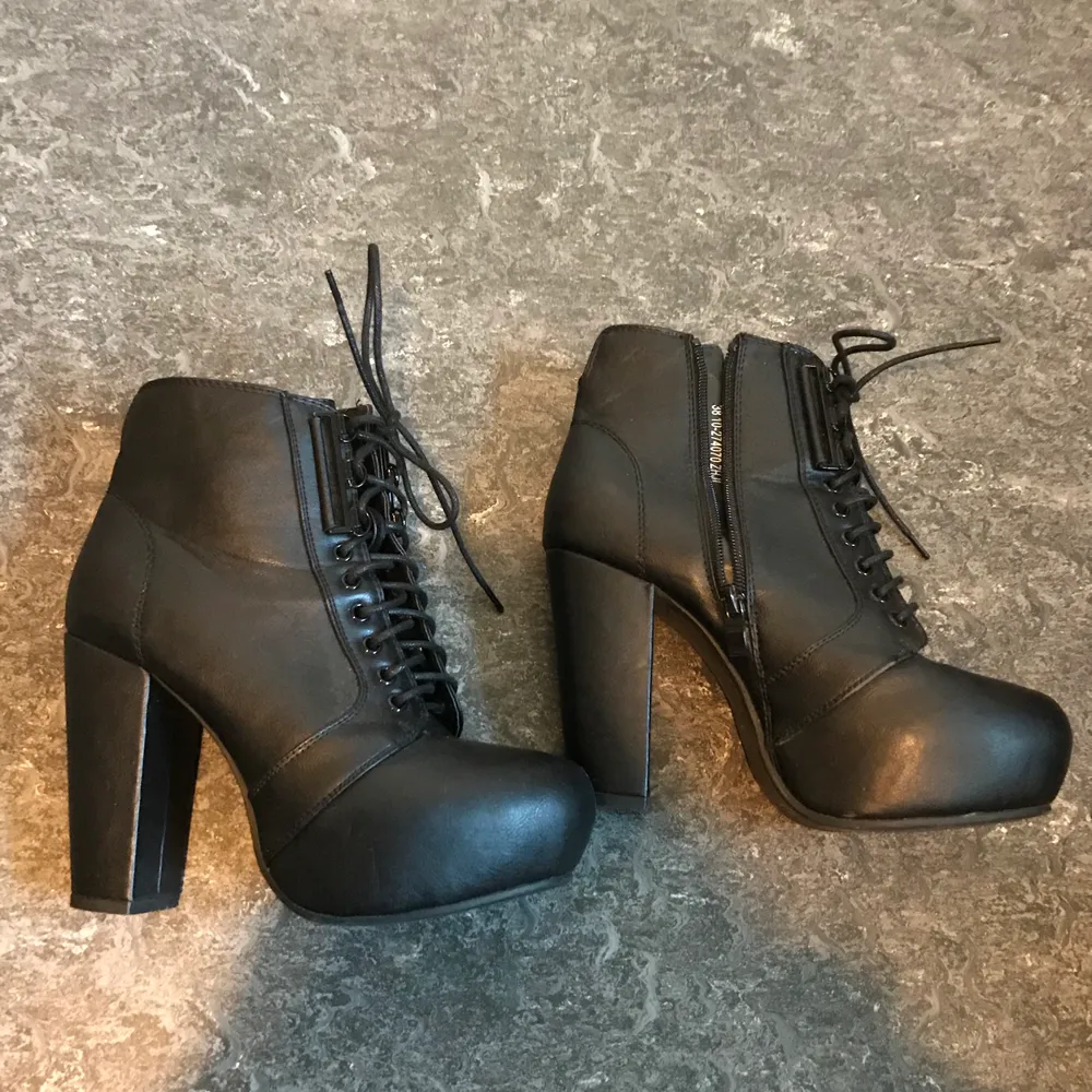 Ett par snygga svarta Knack skor. Har snörning med det finns dragkedja på sidan bra skick då jag knappt har använt dom. Från din sko. Kan mötas upp i Stockholm eller posta. Frakt 79kr. Meddela mig om eventuella frågor . Skor.
