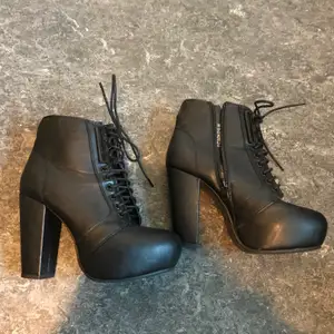 Ett par snygga svarta Knack skor. Har snörning med det finns dragkedja på sidan bra skick då jag knappt har använt dom. Från din sko. Kan mötas upp i Stockholm eller posta. Frakt 79kr. Meddela mig om eventuella frågor 