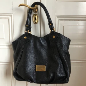 Marc by Marc Jacobs  - Jättefin och fräsch väska från Marc by Marc Jacobs! Det tillkommer en axelrem. Inga skador, har tyvärr inget kvitto kvar men köpt på Jackie. 