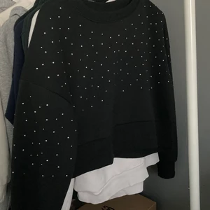 Tröja med nitar  - Cool tröja från Zara med runda nitar, endast använd en gång. Storlek S