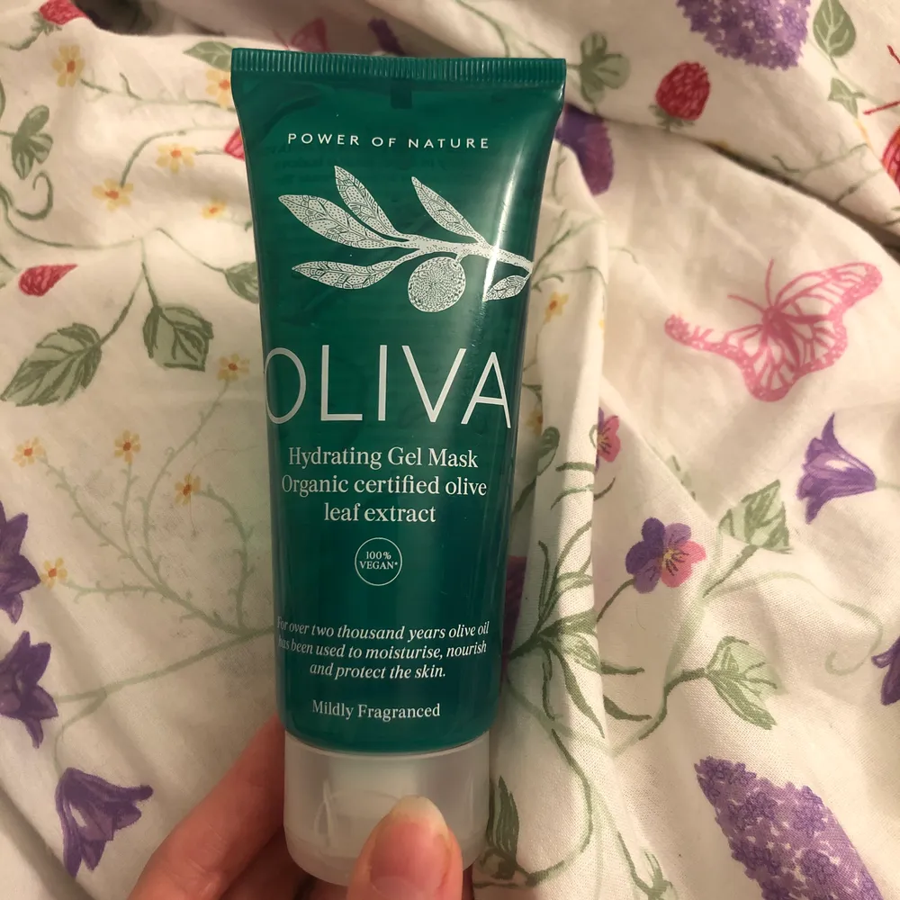 En ansiktsmask från OLIVA går även använda som nattmask, en minisize 15ml Origins Relief & Resilience Hydraburst Gel Lotion (nypris fullsize 50ml är 645) en till minisize Bentons Snail Bee High Content Skin 5ml. Sen två peeling masks som ”gåva” 100+frakt . Skönhet.