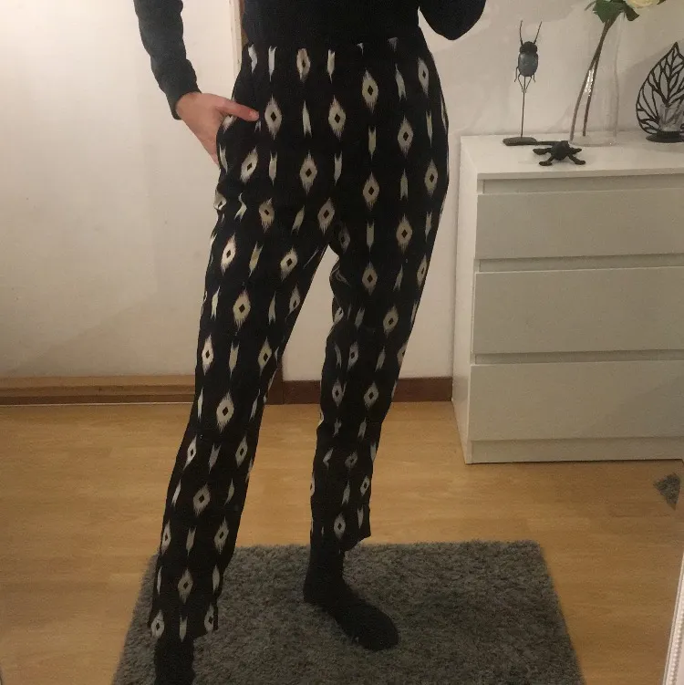 I fint skick. Mörklila byxor med mönster ☂️. Jeans & Byxor.