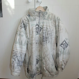 Oversized 80's retro vinterjacka - Varm puffig 80-tals vintagejacka, passar bäst när det blir kallt. Sprejad med vattentät sprej flera gånger därmed vattentät. Mycket älskad men kommer inte till användning längre. Skriv om du har några frågor! 