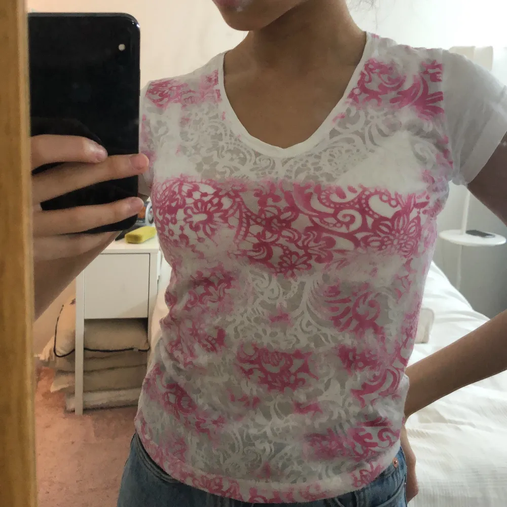 Jättefin t-shirt från Dolce&Gabbana. Är i jätteskönt material och i bra skick. T-shirten är storlek S men passar XS också, vilket jag vanligtvis är 👚✨! Frakt är inkluderat i priset. . T-shirts.