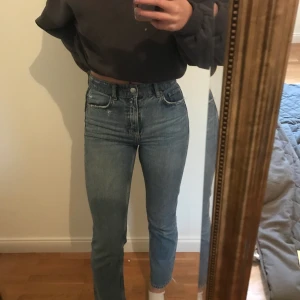 Mom jeans - Blå mom jeans ifrån Gina tricot i strl 36/S. Något korta på mig som är 175 cm. (Ser ut som skinny jeans på mig då dom är lite små) Använda en del men fortfarande bra skick. nypris 499kr säljer för 100kr eller buda☺️