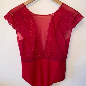 Cerise body - Superfin body från Veromoda i färgen cerise!! (Bilden gör att den ser mer röd ut) använd endast cirka 1 gång och är i väldigt fint skick! Storlek M 💗