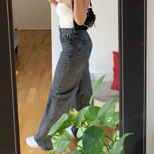 Trendiga utsvängda jeans - Utsvängda jeans med så fin tvätt, sitter såå snyggt! Storlek 42 men skulle säga att dom är som 40, sitter sjukt snyggt lite oversized så passar fler storlekar, dom är slitna längst ner på baksidan av benen då dom är väldigt långa men det är inget man ser, det fanns inte plats för en bild till men skriv privat för bild! Köparen står för frakt, högsta bud just nu: 240kr+frakt💕