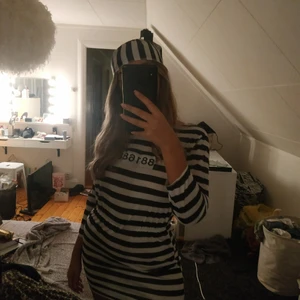 Halloween klänning  - Halloween klänning, prisoner. Mössa och klänning.                                     Halloween börjar närma sig så säljer den till den som köper den för 200! Puss