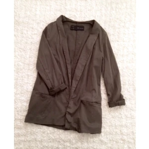  - Snyggt militärfärgad kavaj från Zara, använd en gång, normal i storleken