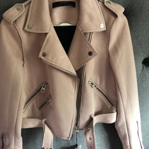 Ljusrosa jacka från Zara  - Aldrig använd! Kan fraktas eller mötas upp. 