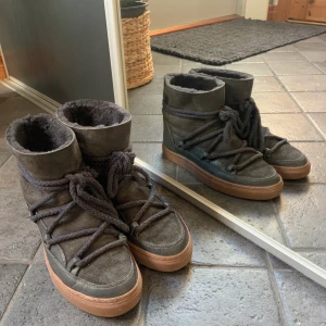 Inuikki  - Världens finaste par inuikki i en mörkblå färg. Dessa är köpta förra vintern för 2700kr på wakakuu. Säljer för jag endast använt dem några gånger. ❤️ Dem är i storlek 40 men min vanliga storlek är 39 och mig passar dem perfekt! 