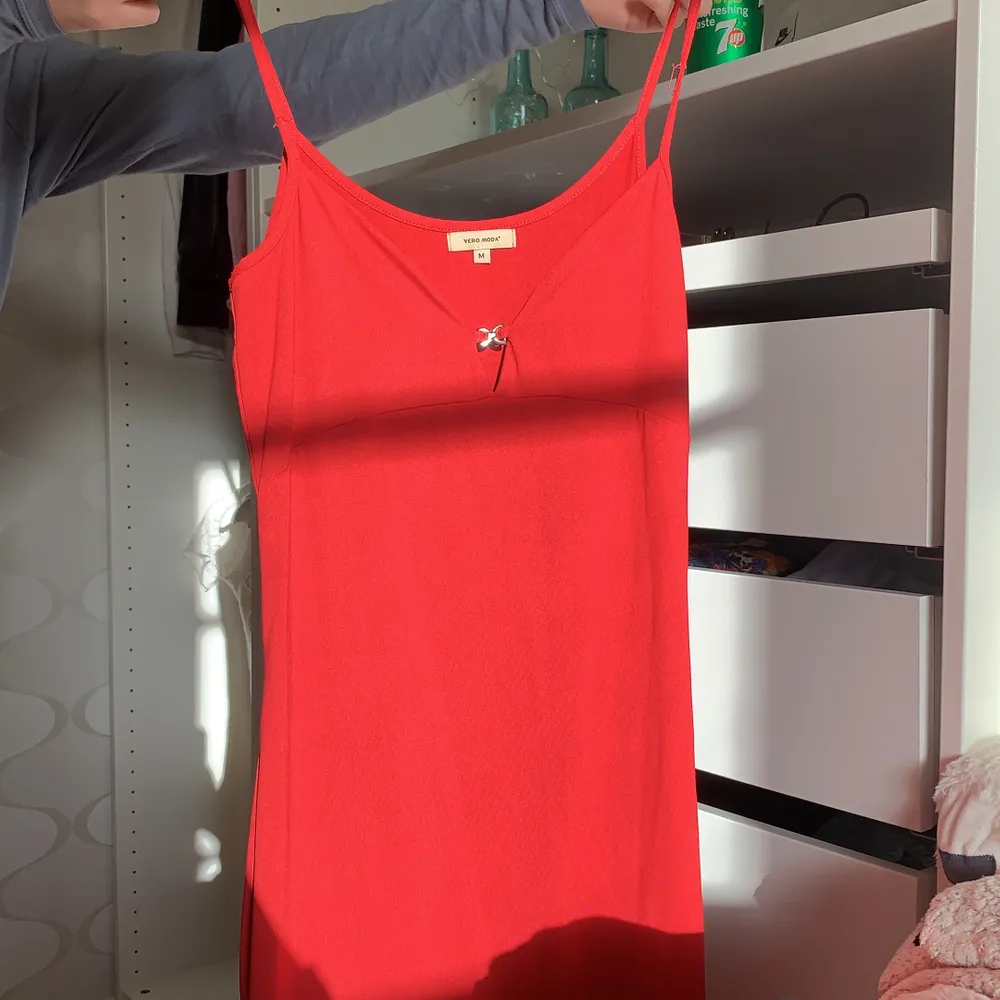 Fin röd klänning från Vero Moda, snygg både till sommar och jul 🎄 . Den är i storlek M och oanvänd, 80kr. Klänningar.