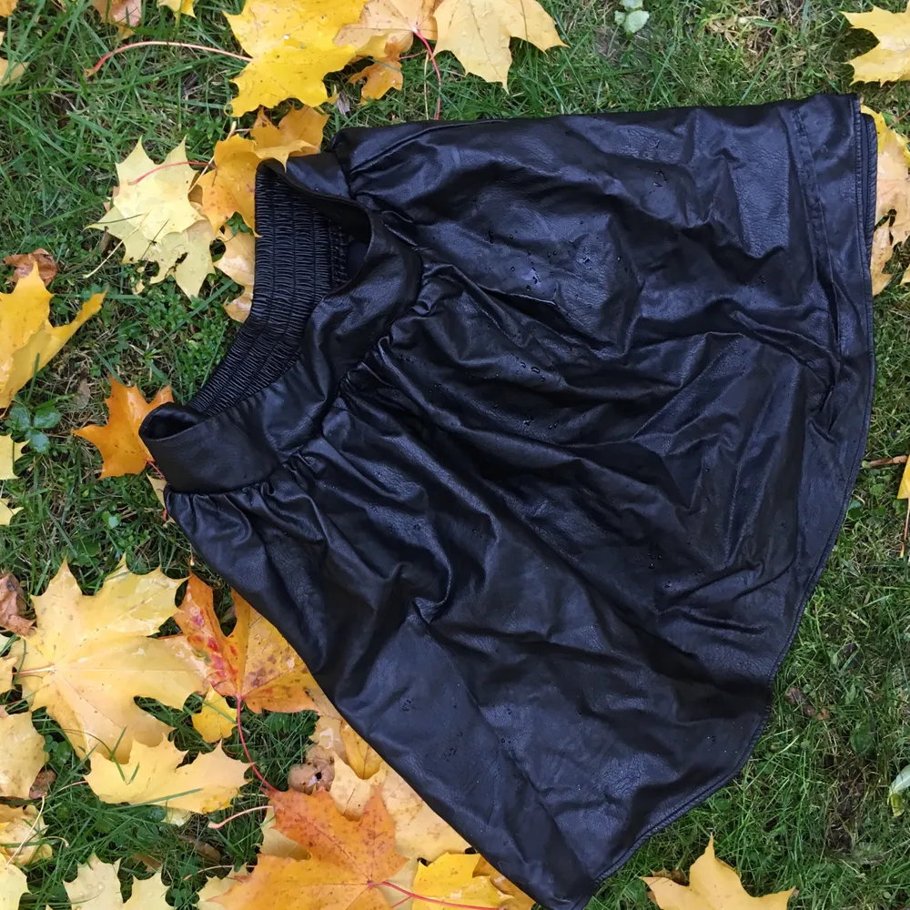 Snygg svart ballong kjol från BikBok i fakeläder som jag tröttnat på. Pris: 70 kr . Kjolar.