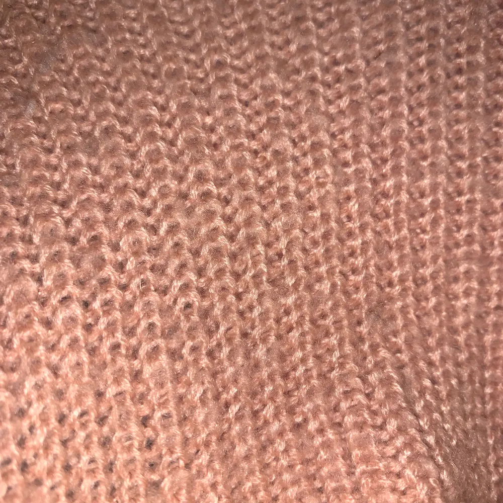 Stickad tröja i en gamelrosa färg med knytning från HM i strl S. Fint skick utan defekter. Köparen står för frakt. Pris kan diskuteras😇. Tröjor & Koftor.