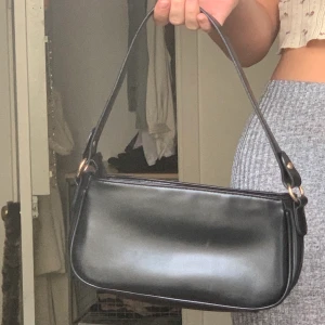 Svart axelväska  - Super snygg svart axelväska! Säljer pga har många väskor och har ej användning för den här längre💗