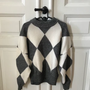 Mönstrad tröja  - Mönstrad långärmad tjocktröja från HM, strl S! Ärmarna är ballongliknande (bild 2). Superskön verkligen, använd kke 4 ggr max, har så många andra liknande därav säljer jag denna! nypris: 249:-