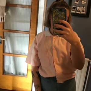Vintage skjorta  - Jättefin rosa/vit vintage skjorta. Använd en hel del men fortfarande i gott skick.