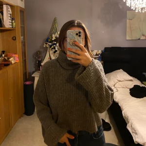 Kort grå tjocktröja med tjock krage  - Köpt från Gina i XS men den är lös i storleken så passar även större storlekar. Använt ett par gånger men är i väldigt bra skick. Kliar ej och är inte av något djurmaterial. 