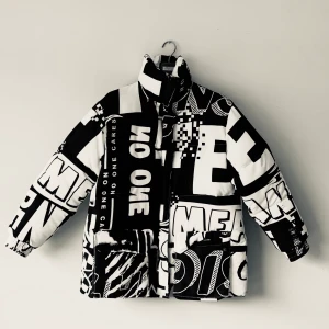 ASOS Design Oversized jacka strl 38 - Säljer min fantastiska jacka som tyvärr aldrig kommit till användning. Unik design med rymliga fickor. Perfekta statement jackan nu till höst/vinter. Storlek 10/38. Köparen betalar frakt, DM för mer info🌟