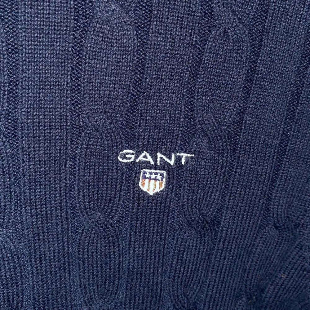 Blå kabelstickad tröja från Gant. Storlek xs men passar xs-s. Använd ett fåtal gånger men nyskick.. Tröjor & Koftor.