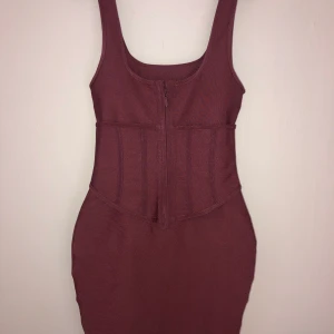 Klänning - Tight klänning med korsett från missguided , stl 36 använd en gång 