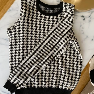 Vitmönstrad tröja - Finaste tröjan i skönaste materialet från Mohito. Storlek M. Nyskick. 