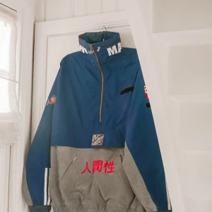 ÄKTA! Human race jacka - Säljer min Human Race jacka i size M. JA den är äkta å är legitcheckad på facebook grupper... har flaws (kolla bild 3) men inget jag stört mig på. Kan mötas i Dalarna annars ligger frakt på 66kr, tveka inte på att skicka ett meddelande om ni har frågor. Kolla mina andra annonser:)